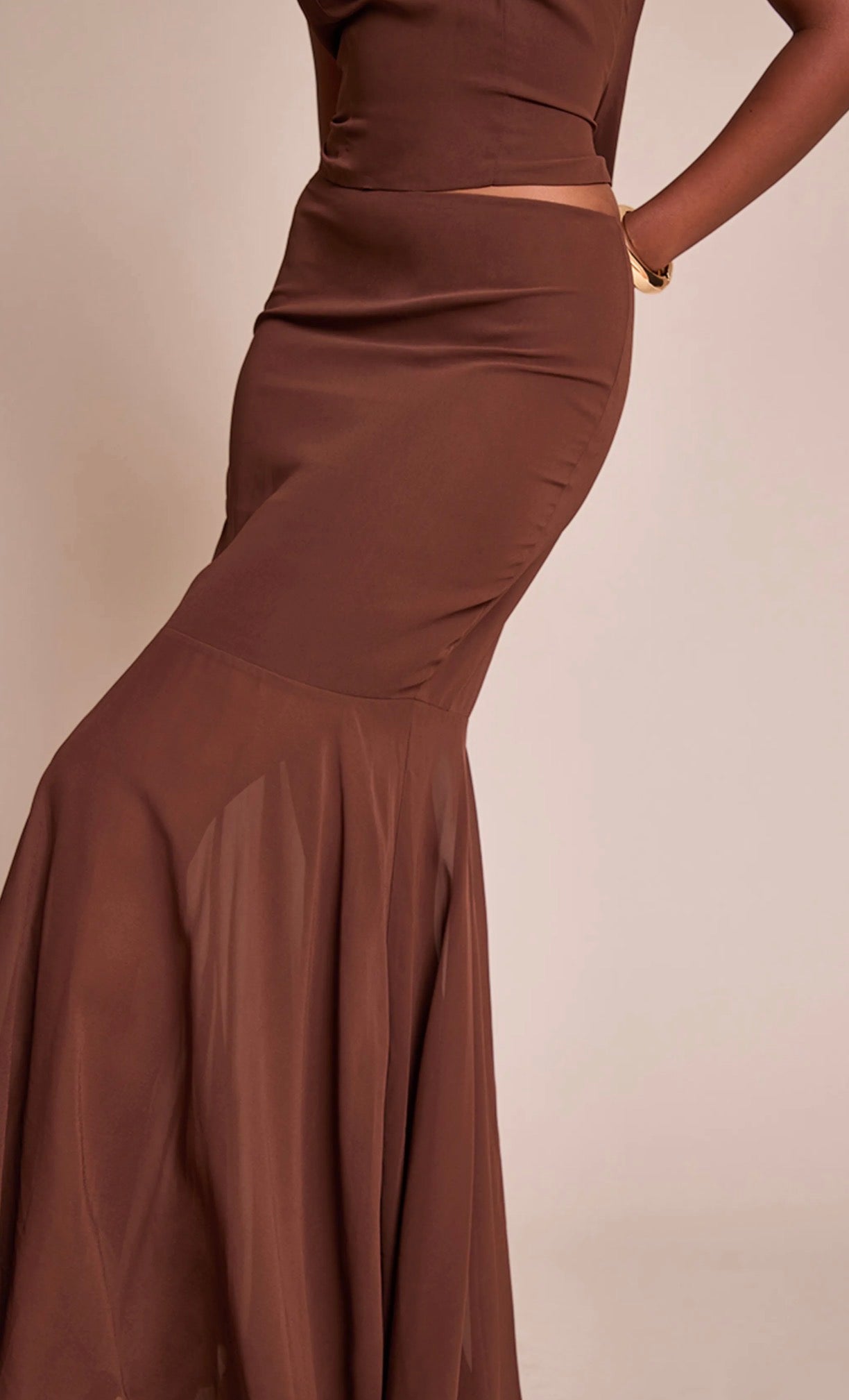 Conjunto castanho elegante