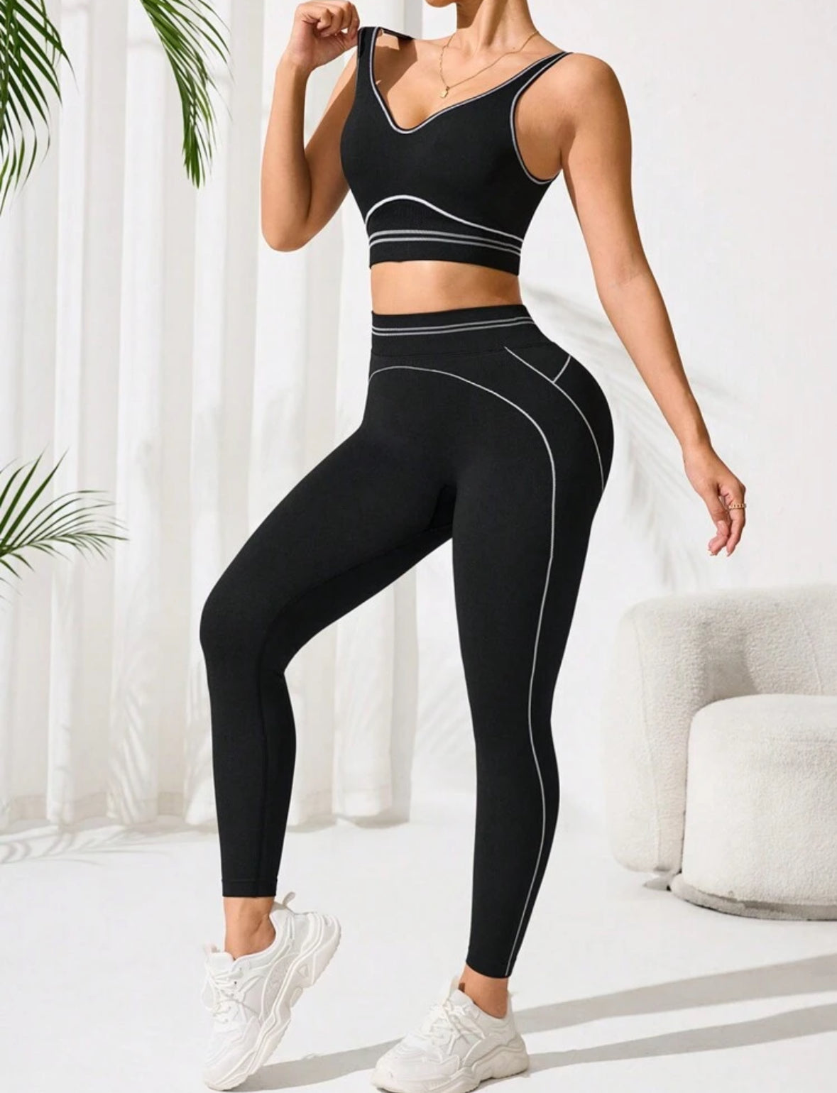Conjunto desportivo preto e branco