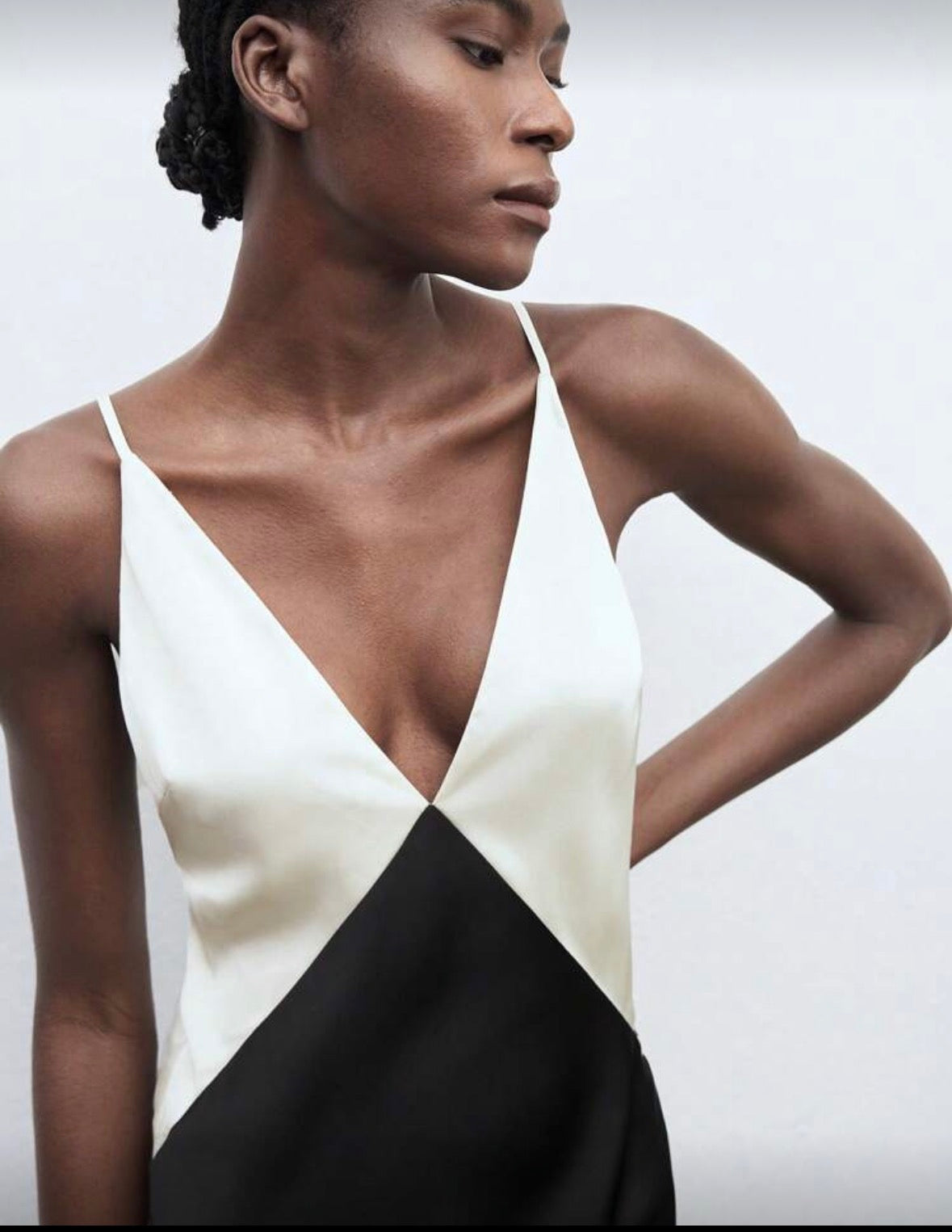 Vestido acetinado bege e preto
