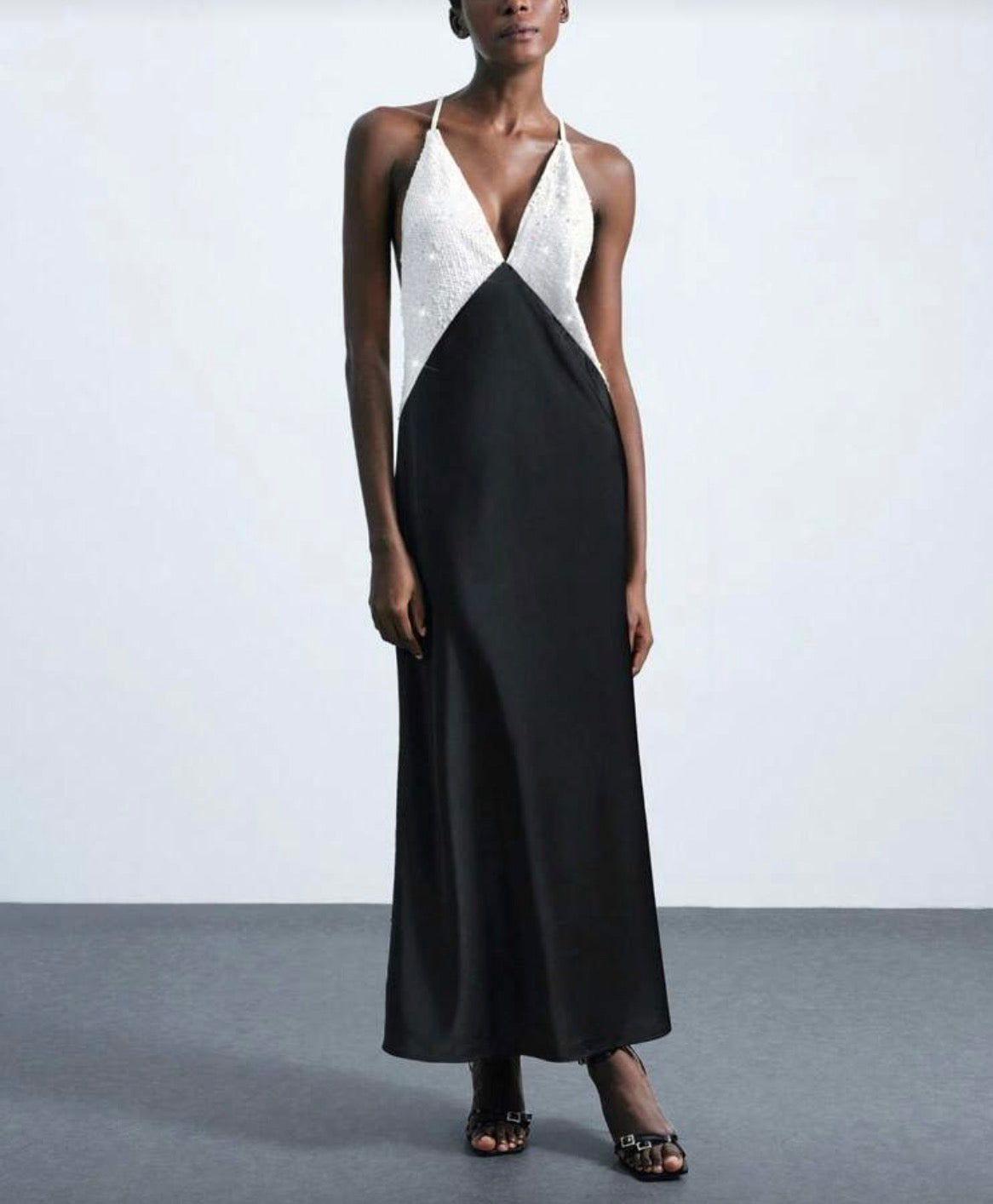 Vestido de cetim com lantejoulas