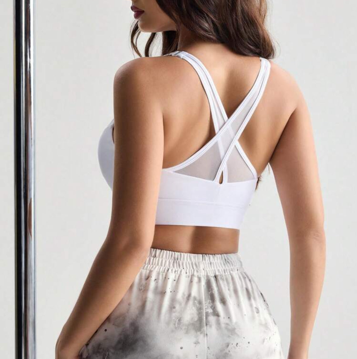 Top desportivo branco