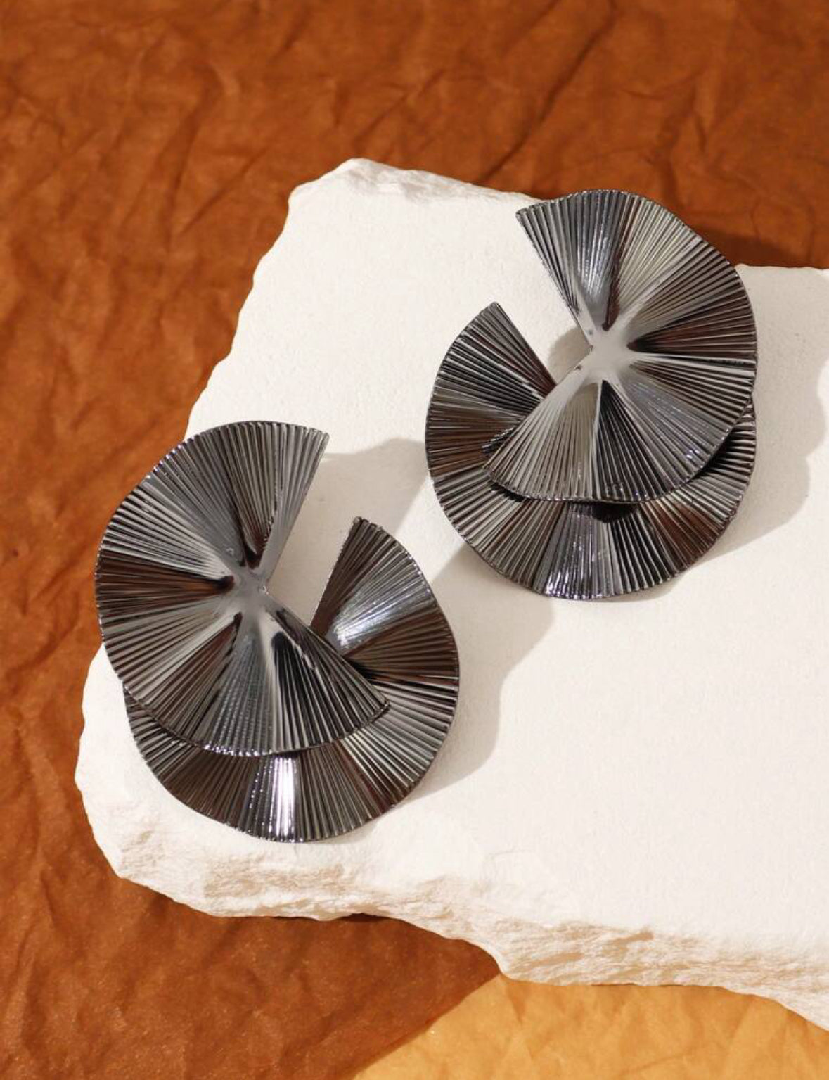Brincos de metal preto
