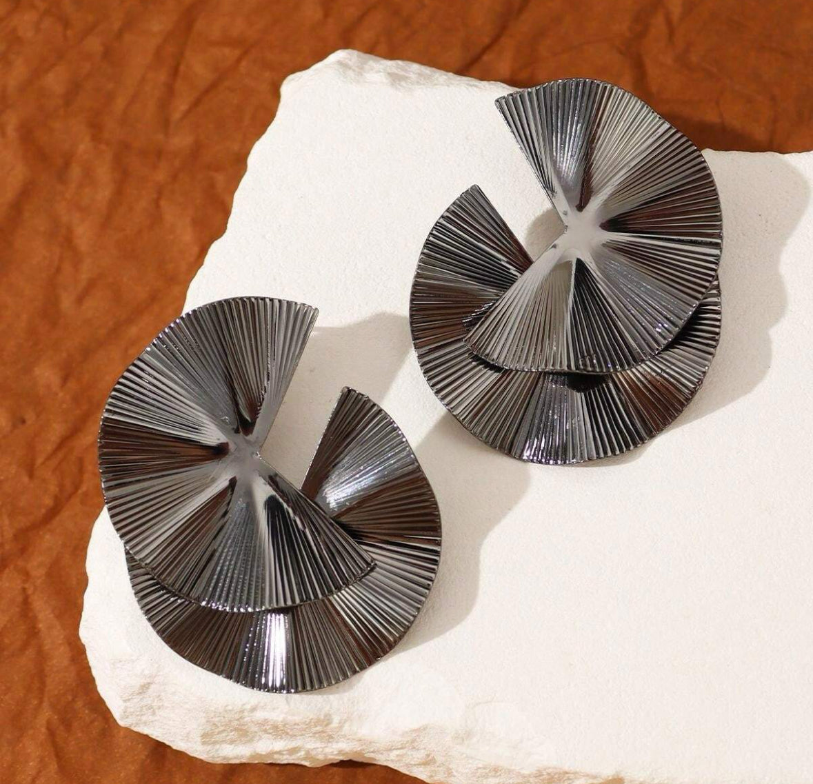 Brincos de metal preto