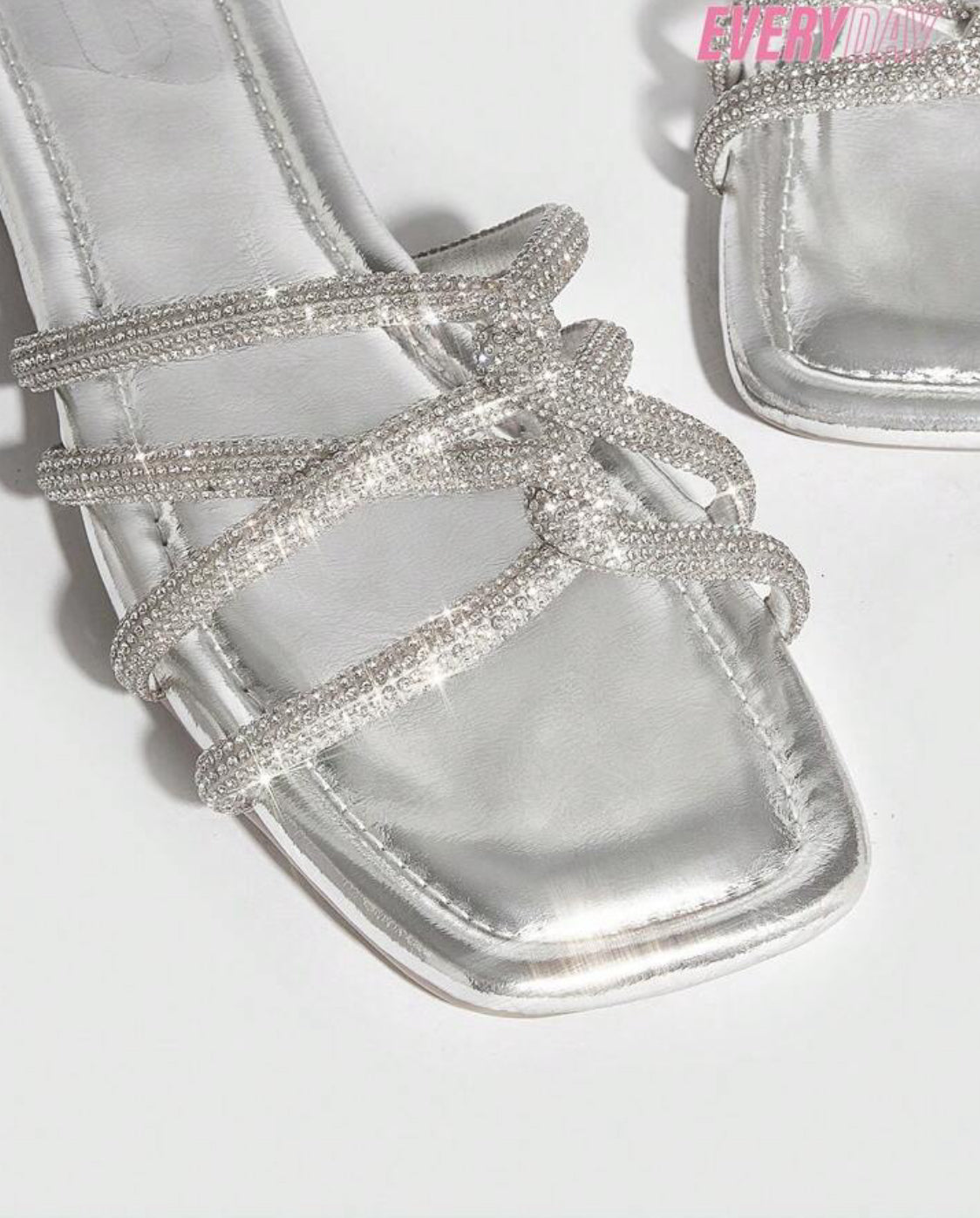 Chinelos prateados com strass