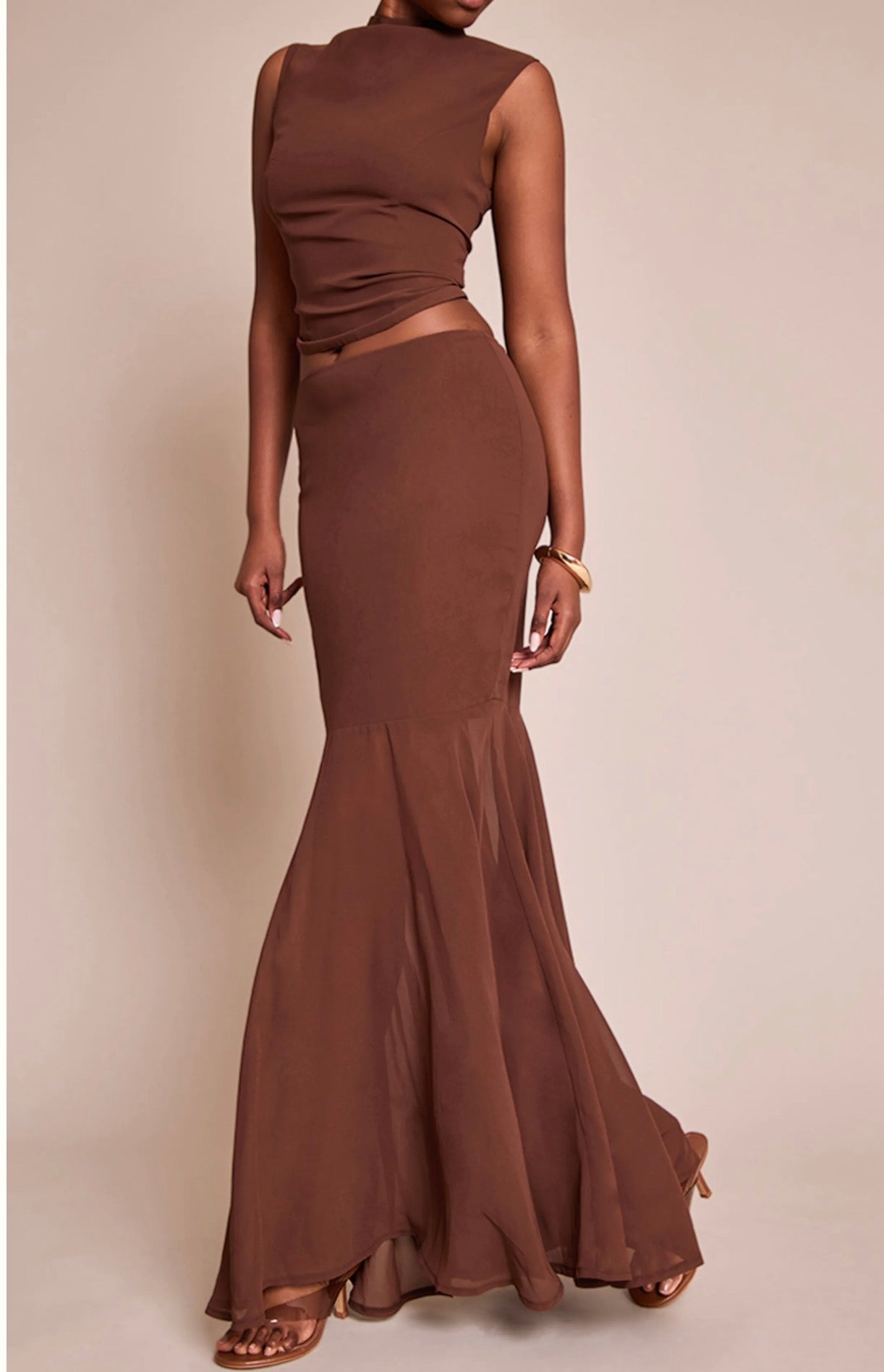 Conjunto castanho elegante