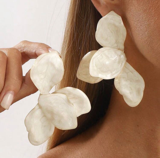Brinco de pétala branca