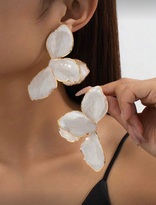 Brinco de pétala dourado