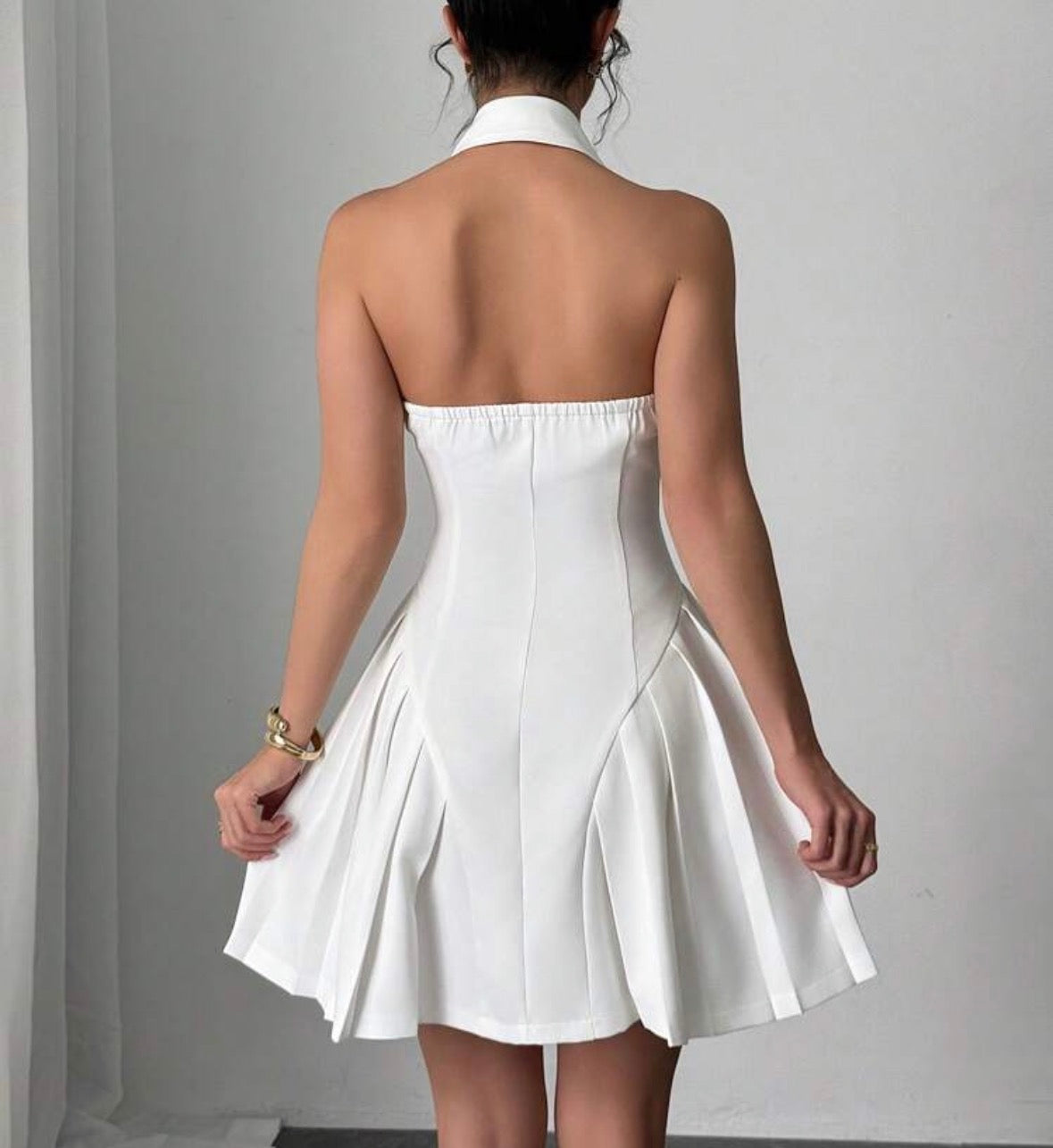 Vestido plissado com pérolas branco