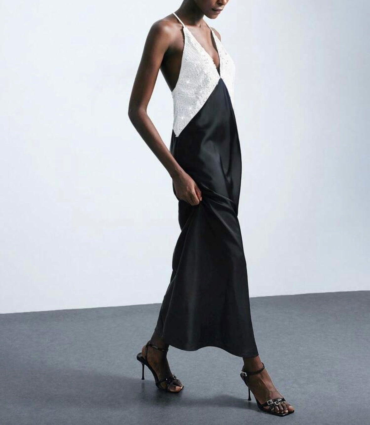Vestido de cetim com lantejoulas