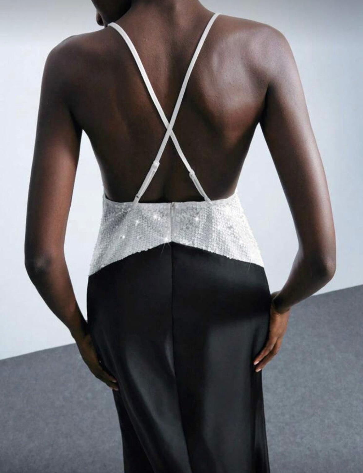 Vestido de cetim com lantejoulas