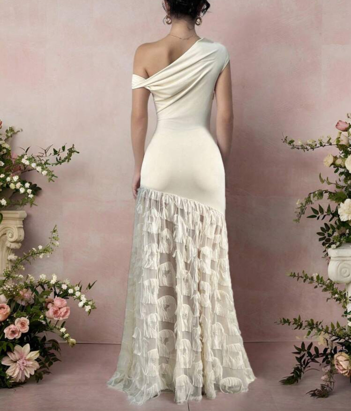 Vestido ombro torcido bege