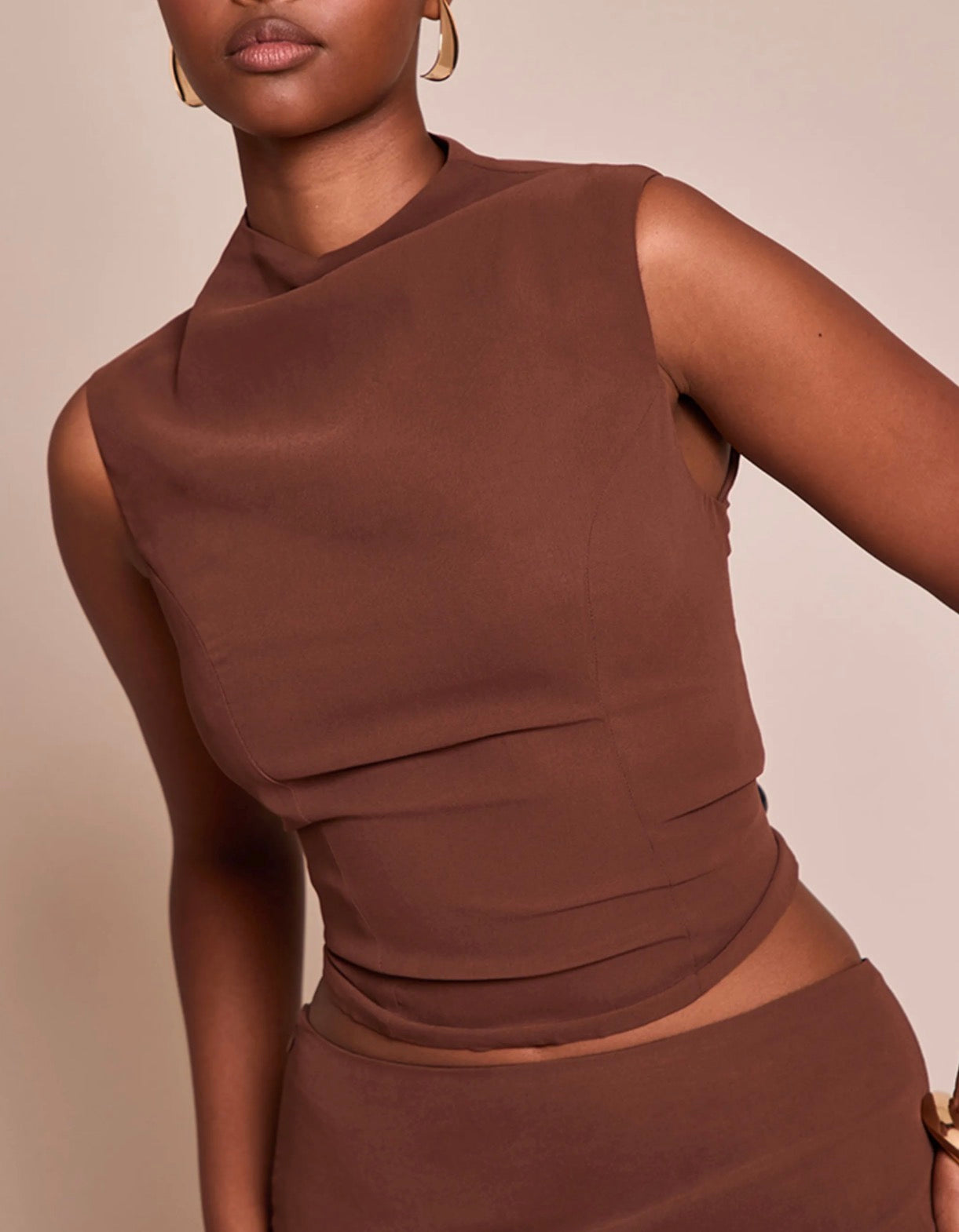 Conjunto castanho elegante