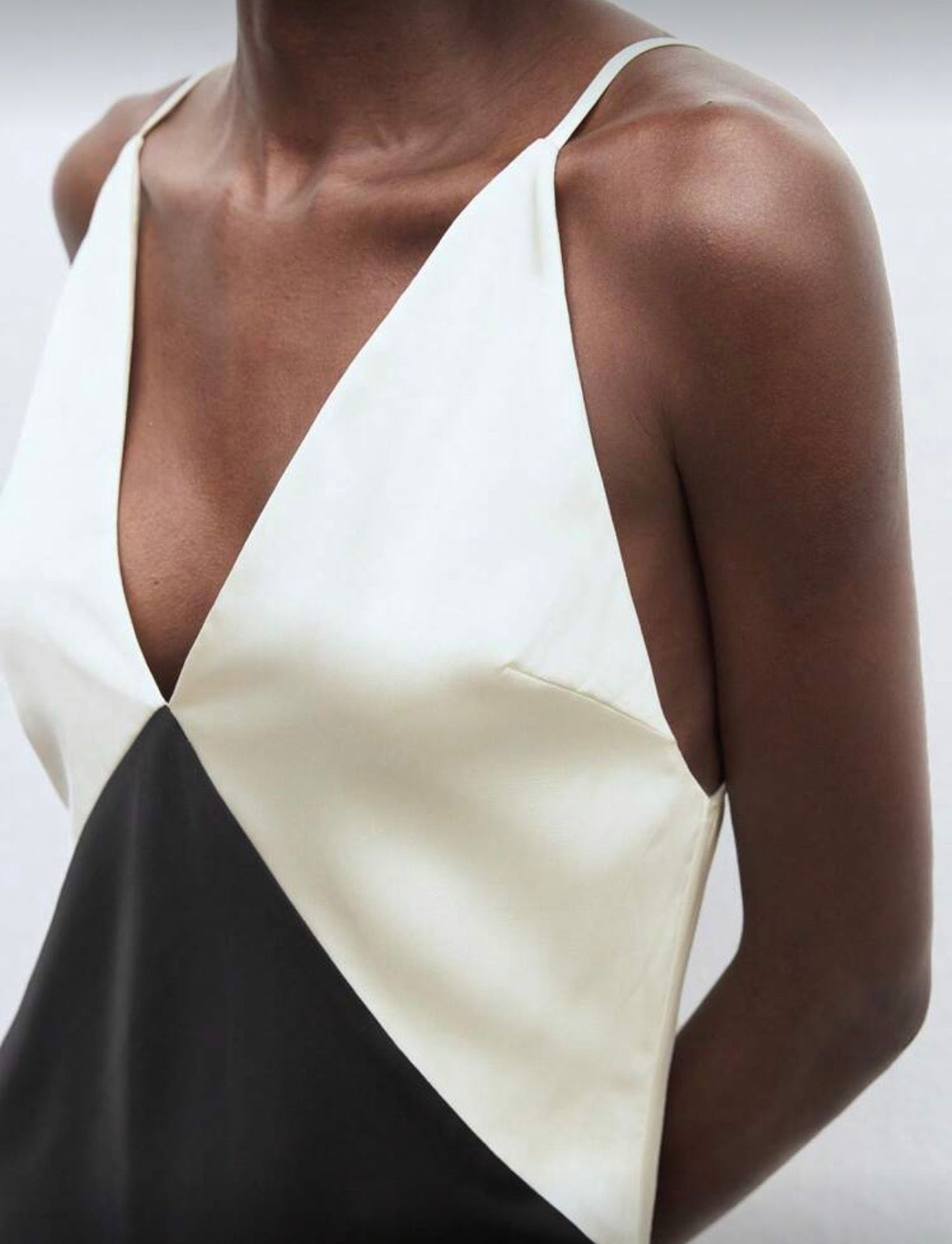 Vestido acetinado bege e preto