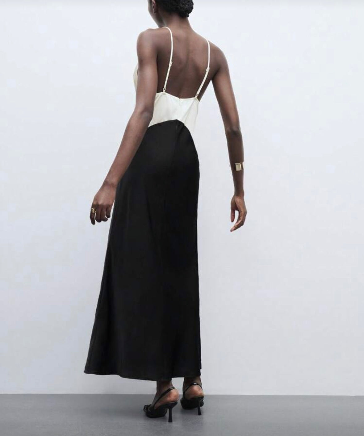 Vestido acetinado bege e preto