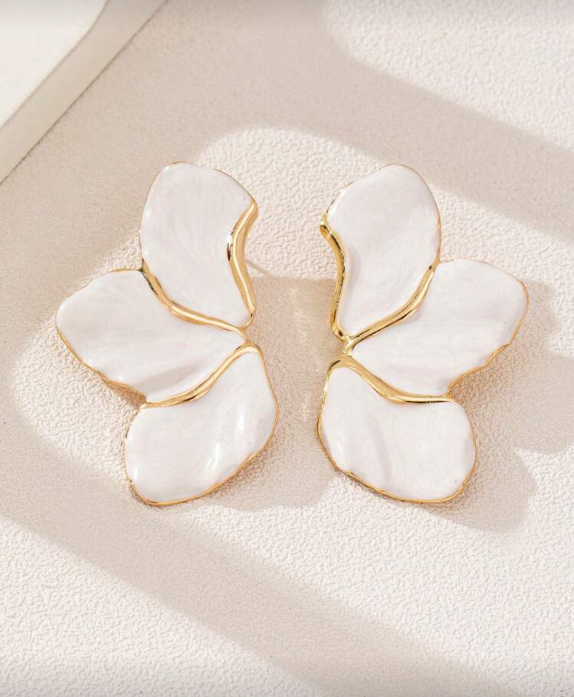 Brincos florais metálicos