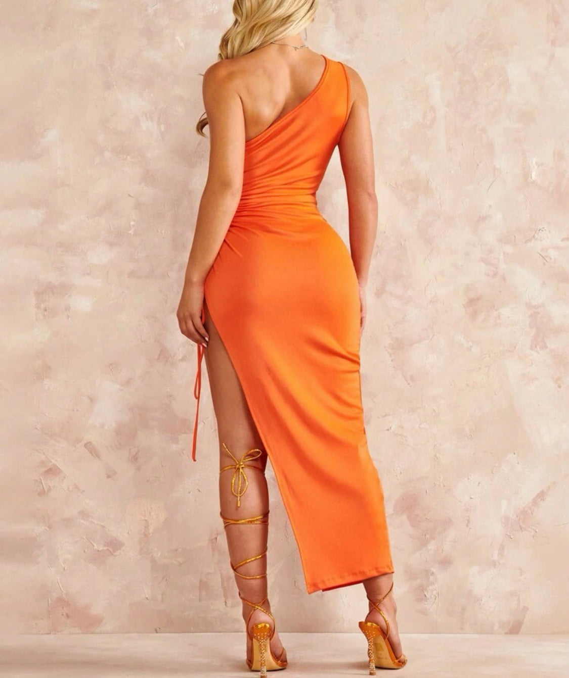 Vestido laranja um ombro